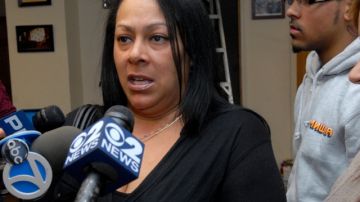 Cecilia Reyes, madre del fallecido Noel Polanco reaccionó indignada ayer tras la decisión de la justicia de no procesar al detective policial que mató a su hijo.