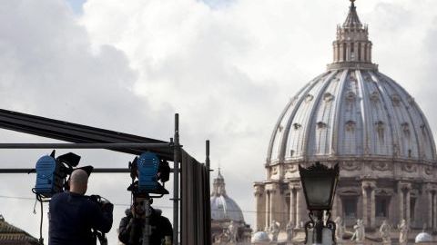 Un equipo de televisión trabaja en la Plaza de San Pedro del Vaticano.
