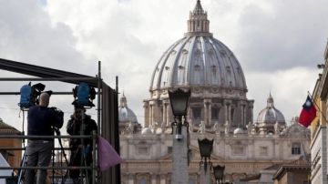 Un equipo de televisión trabaja en la Plaza de San Pedro del Vaticano.