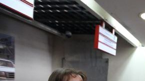 La bloguera crítica cubana Yoani Sánchez en el aeropuerto internacional de La Habana, antes de salir de Cuba.