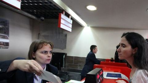 La bloguera crítica cubana Yoani Sánchez en el aeropuerto internacional de La Habana, antes de salir de Cuba.