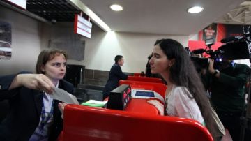 La bloguera crítica cubana Yoani Sánchez en el aeropuerto internacional de La Habana, antes de salir de Cuba.