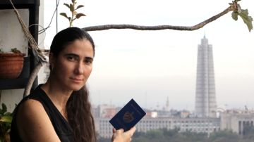 La bloguera cubana Yoani Sánchez, cuando  mostraba su nuevo pasaporte en su casa en La Habana, Cuba.