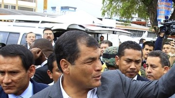 El presidente de Ecuador, Rafael Correa, reeelcto ayer, afirmó que el pueblo le da una oportunidad  histórica para cambiar el país.