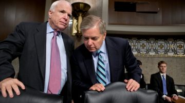 Senadores John McCain (R-Ariz) y Lindsey Graham (R-CS) conferencian en audiencia del Comité de Servicios Armados del Senado, ayer.