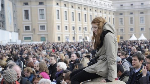 Feligreses esperan pacientemente en la Plaza de San Pedro, en el Vaticano, la bendición de Benedicto XVI antes de su renuncia.
