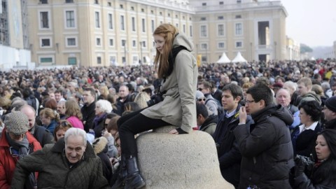 Feligreses esperan pacientemente en la Plaza de San Pedro, en el Vaticano, la bendición de Benedicto XVI antes de su renuncia.