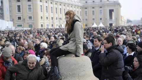 Feligreses esperan pacientemente en la Plaza de San Pedro, en el Vaticano, la bendición de Benedicto XVI antes de su renuncia.