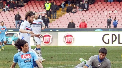 El uruguayo Edinson Cavani (izq.), se pierde una opción de  anotar ante el arquero de  Sampdoria, el argentino Sergio Romero.
