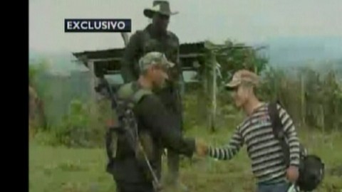 El soldado Josué Álvarez Meneses (d), hecho cautivo en combates con el Ejército el pasado 30 de enero, aparece cuando era  liberado por las Farc, en un caserío de la zona rural del municipio de Policarpa, en el departamento de Nariño.
