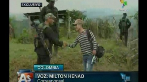 El soldado Josué Álvarez Meneses (d), hecho cautivo en combates con el Ejército el pasado 30 de enero, aparece cuando era liberado por las Farc, en un caserío de la zona rural del municipio de Policarpa, en el departamento de Nariño.