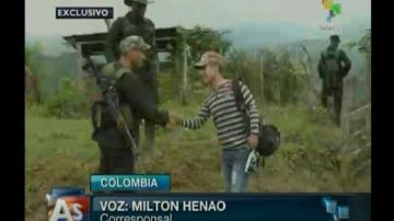 El soldado Josué Álvarez Meneses (d), hecho cautivo en combates con el Ejército el pasado 30 de enero, aparece cuando era  liberado por las Farc, en un caserío de la zona rural del municipio de Policarpa, en el departamento de Nariño.
