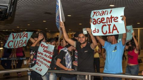La bloguera cubana Yoani Sánchez fue repudiada a su arribo a Brasil a su arribo a Brasil.