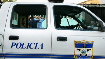 La policía de El Salvador resguarda a la mujer como testigo protegido.