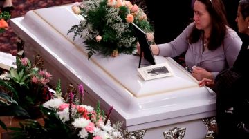 Betzaida Jiménez durante el funeral de su hija Saraí Sierra, el pasado viernes en Staten Island.