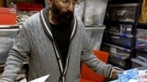 El español Paco Delgado parte como favorito al Oscar al Mejor Diseño de Vestuario por 'Les Misérables' (der., Russell Crowe en el filme). En la foto izq., el artista en su estudio madrileño. En el centro, bocetos de su trabajo en el exitoso musical.
