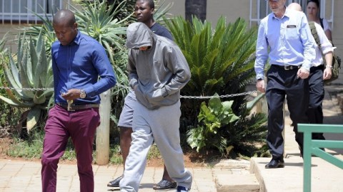 Oscar Pistorius (der.), en competencia, y a la izquierda junto a su novia Reeva Steenkamp, de cuyo asesinato es acusado en Sudáfrica.