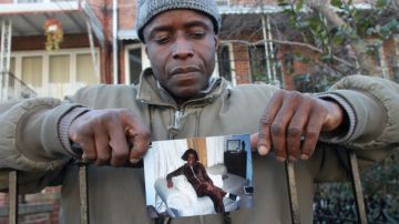 Lydon Laing, hermano de la víctima Hazel Robinson  sostiene una foto de la mujer asesinada.