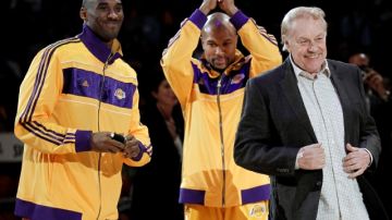 El fallecido Jerry Boos (der.) durante la celebración del título obtenido por los Lakers en el 2010. Junto a él aparecen Derek Fisher (centro) y   Kobe Bryant.