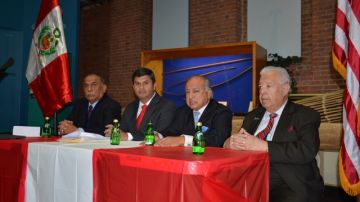 Los congresistas peruanos Santiago Gastañadui y Rogelio Canches participaron junto al Embajador Heli Peláez y Julio Salazar en la reunión con sus compatriotas de Nueva York y Nueva Jersey.