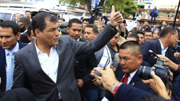 El presidente ecuatoriano, Rafael Correa, saluda a simpatizantes  tras votar  en Quito en las elecciones del domingo en el país andino para designar al jefe de Estado, vicepresidente y para conformar la Asamblea Nacional Legislativa.