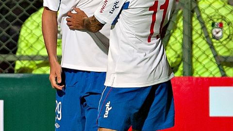 Iván Alonso y Vicente Sánchez, dos viejos conocidos del cuadro de los Diablos Rojos, festejan luego de anotarle a su exequipo.