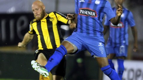 Marlon De Jesús (der.), de Emelec de Ecuador, disputa el balón con Marcel Novick, de Peñarol, durante el partido de Copa Libertadores.