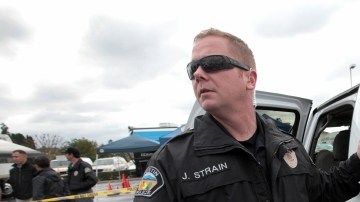 John Strain de la  Policía de Tustin muestra el retrato de Ali Syed, el supuesto responsable de tres asesinatos.