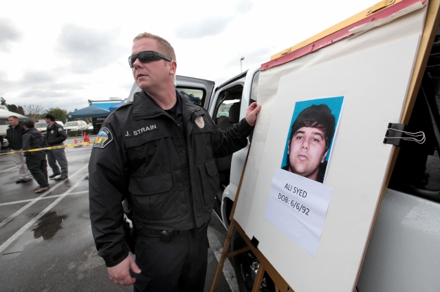 John Strain de la  Policía de Tustin muestra el retrato de Ali Syed, el supuesto responsable de tres asesinatos.