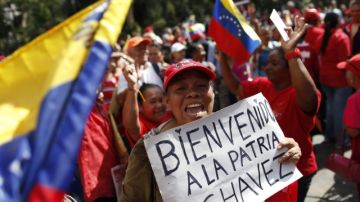 Seguidores del presidente, Hugo Chávez, apoyan al líder con banderas y pancartas frente a Hospital Militar en Caracas.