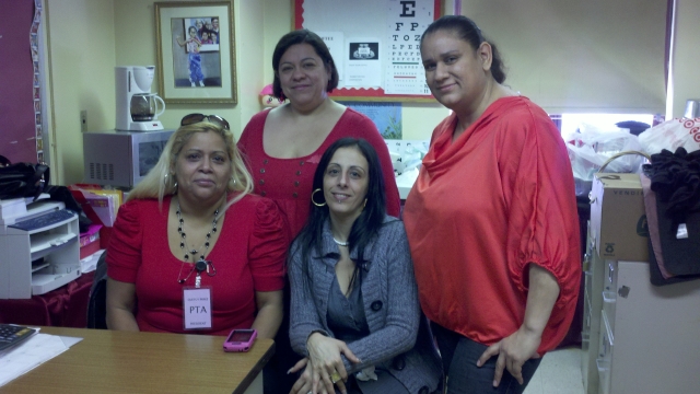 Madres volutarias y de la sociedad de padres de la PS 279 en El Bronx.