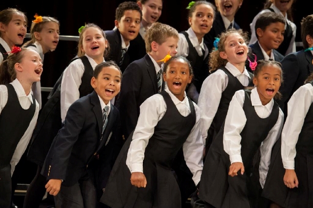 Estudiantes de 20 escuelas conforman el  Young People's Chorus of New York City.