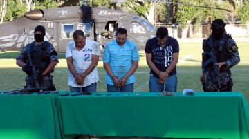 Presuntos integrantes del cartel de Jalisco Nueva Generación fueron detenidos y presentados la víspera, por elementos de la Policía del Estado de Jalisco en el municipio de Casimiro Castillo, ubicado en la Región Costa Sur de Jalisco.