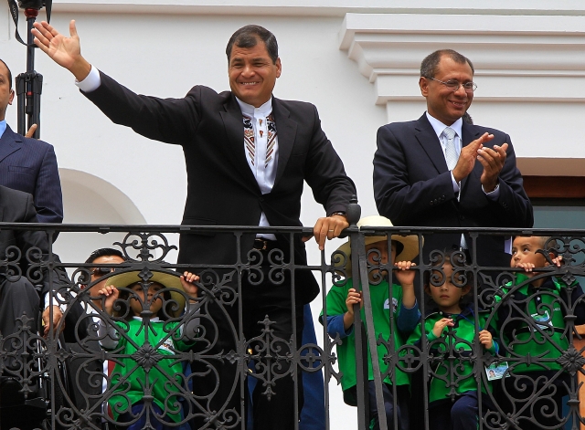 El presidente ecuatoriano, Rafael Correa (i), y el vicepresidente electo, Jorge Glass (d), asisten al cambio de mando militar en el Palacio de Gobierno en Quito.