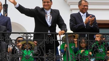 El presidente ecuatoriano, Rafael Correa (i), y el vicepresidente electo, Jorge Glass (d), asisten al cambio de mando militar en el Palacio de Gobierno en Quito.