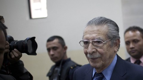 El exgeneral golpista Efraín Ríos Montt (c)  asiste a una audiencia que se realiza en su contra, en la Corte Suprema de Justicia en Ciudad de Guatemala.