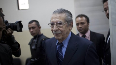 El exgeneral golpista Efraín Ríos Montt (c) asiste a una audiencia que se realiza en su contra, en la Corte Suprema de Justicia en Ciudad de Guatemala.