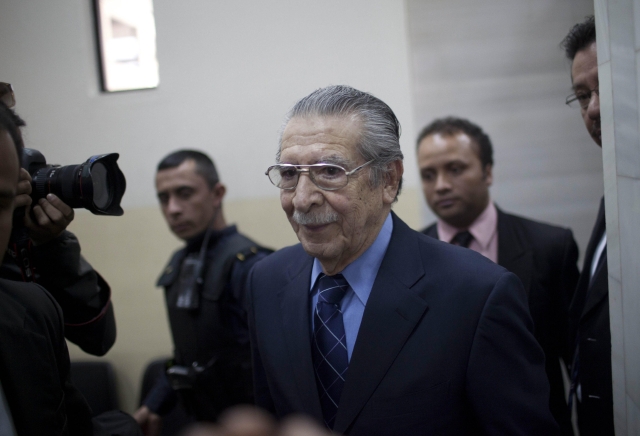 El exgeneral golpista Efraín Ríos Montt (c)  asiste a una audiencia que se realiza en su contra, en la Corte Suprema de Justicia en Ciudad de Guatemala.
