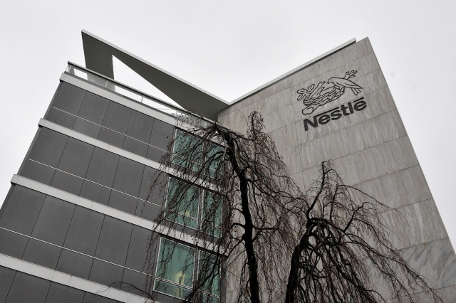Imagen de archivo distribuida ayer de las instalaciones de la  multinacional suiza Nestlé en Vevey, Suiza.