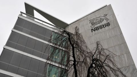 Imagen de archivo distribuida ayer de las instalaciones de la multinacional suiza Nestlé en Vevey, Suiza.