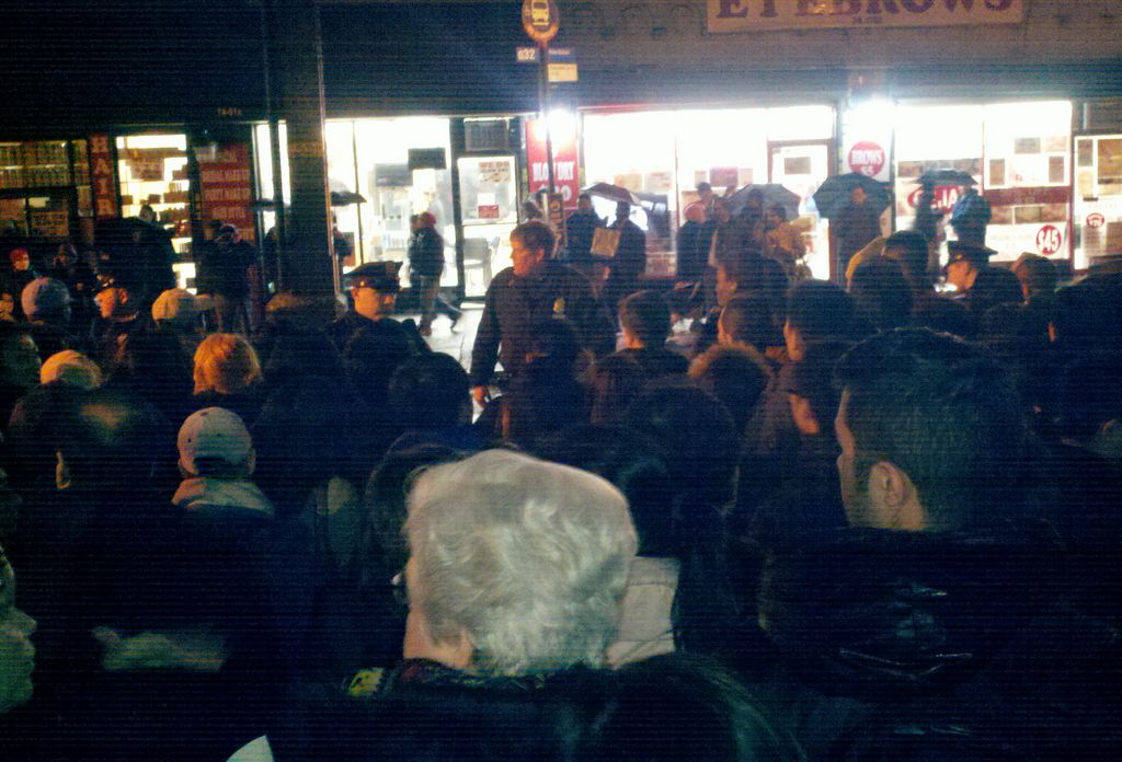 Cientos de pasajeros en las afueras de la estación de la calle 74 en Queens.