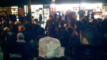 Cientos de pasajeros en las afueras de la estación de la calle 74 en Queens.