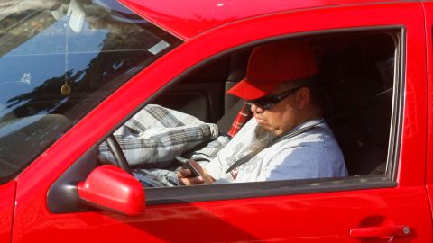 Las autoridades aseguran que mientras se "textea" los conductores apartan la vista de la vía un promedio de 4.6 segundos.