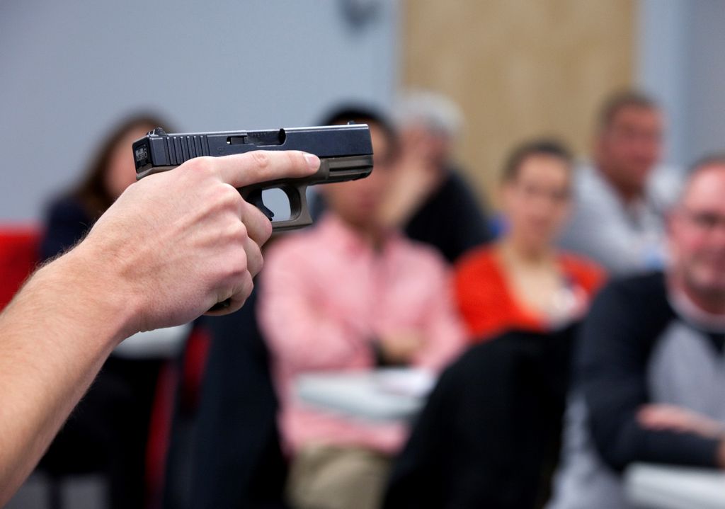 Este interés por aprender a usar armas de fuego en las escuelas aumentó a raíz de la masacre ocurrida en la primaria Sandy Hook donde 26 personas fueron asesinadas.