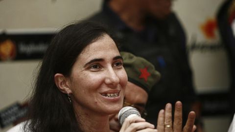 La cubana Yoani Sánchez, autora del blog "Generación Y", habla durante su primera jornada de visita a Brasil.