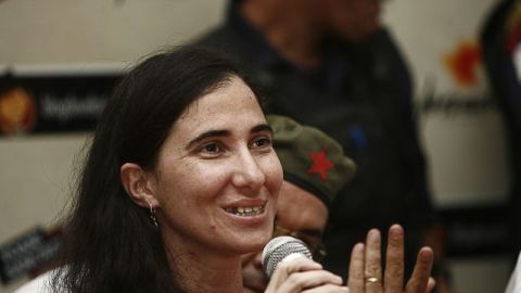 La cubana Yoani Sánchez, autora del blog "Generación Y", habla durante su primera jornada de visita a Brasil.