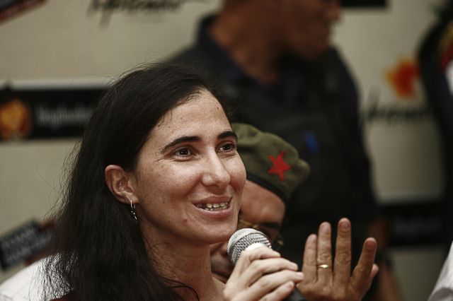 La cubana Yoani Sánchez, autora del blog "Generación Y", habla durante su primera jornada de visita a Brasil.