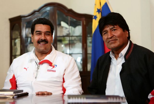 Morales (d), que aprece en la foto con Nicolás Maduro, sí pudo reunirse con la familia de Chávez en el hospital militar de Caracas donde éste se encuentra internado.