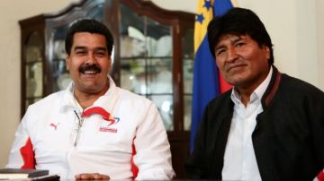 Morales (d), que aprece en la foto con Nicolás Maduro, sí pudo reunirse con la familia de Chávez en el hospital militar de Caracas donde éste se encuentra internado.