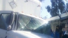 El accidente ocurrió cuando el microbús de la Ruta 118 perdió el control y brincó el camellón, embistió al transporte de carga y a un taxi.